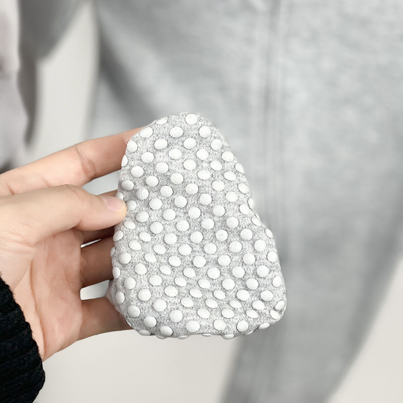 How should one choose the style of baby clothing?